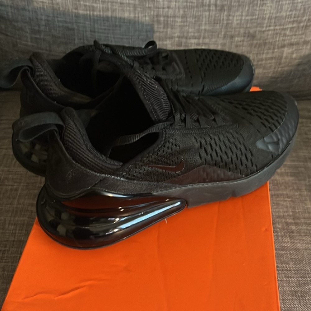 Nike AIR MAX 270, Mens size 6 (womens size 7.5)